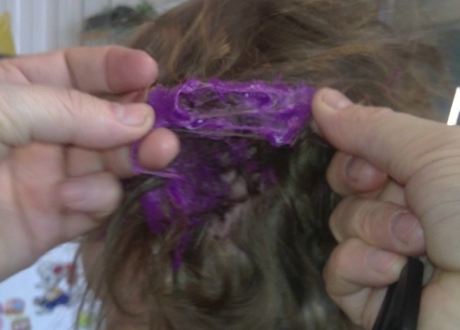 Как удалить пластидицин с детских волос